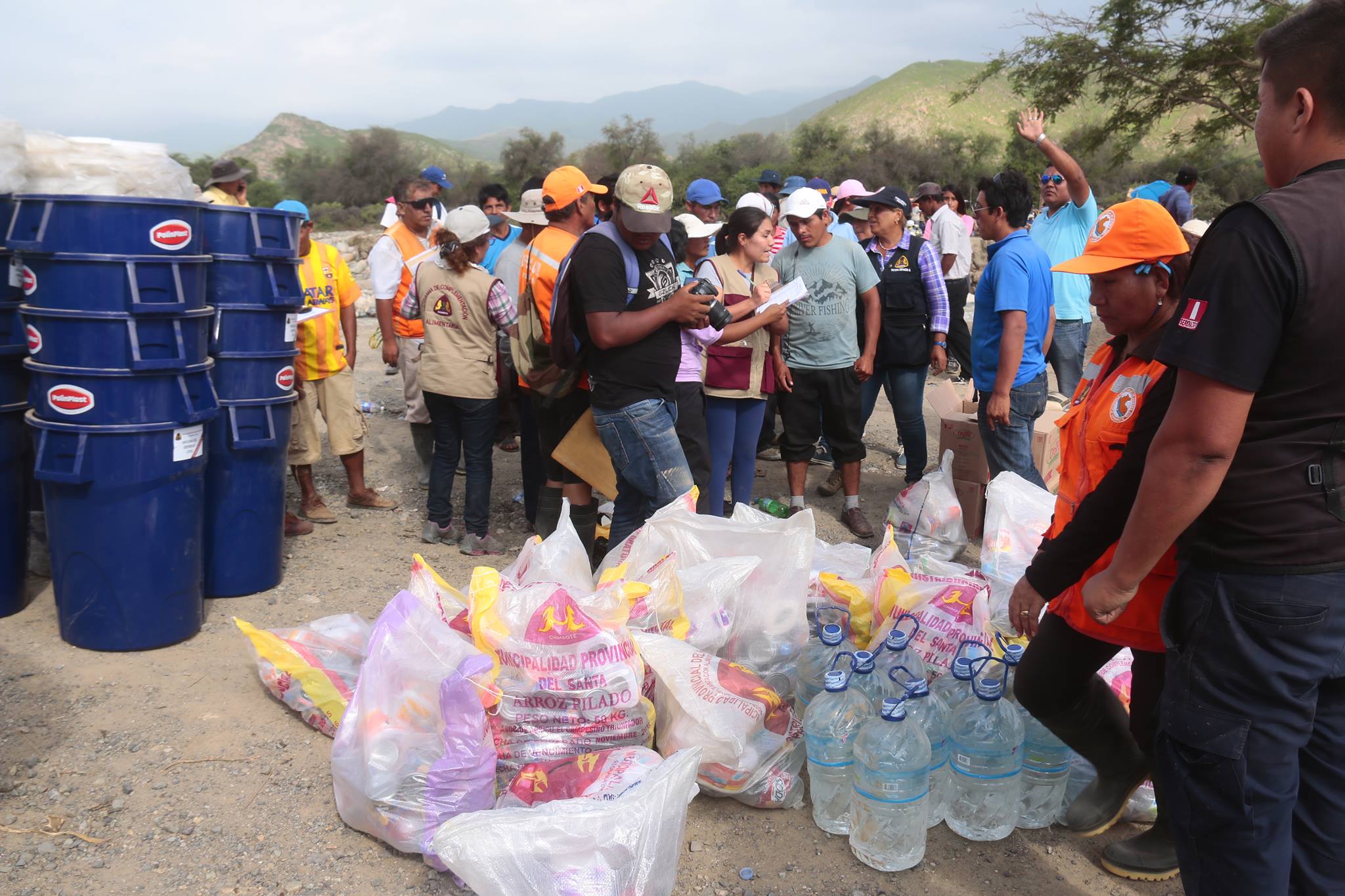 Alcaldesa Victoria Espinoza entregó víveres en caseríos del interior de la provincia del Santa