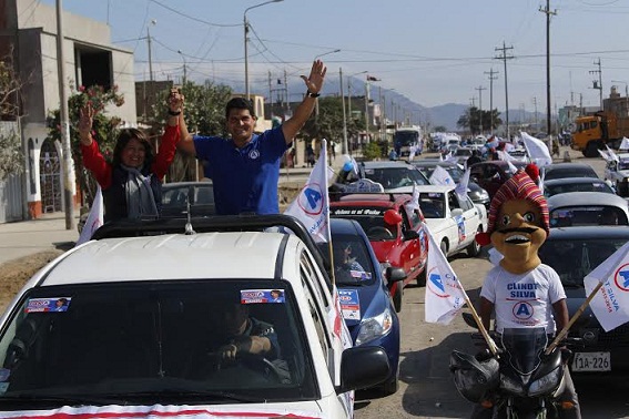 Candidata Tania Ruiz y Clindt Silva realizaron caravana en Nuevo Chimbote 