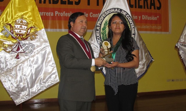 Chimbotana premiada por su proyecto de abono ecológico de algas marinas