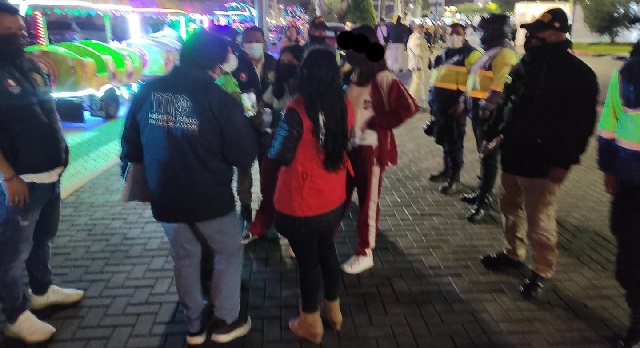 Dos escolares fueron descubiertas tomando bebidas alcohólicas en plaza mayor de Nuevo Chimbote