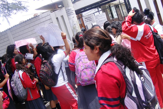 Alumnos del colegio “Bondy” protestaron en la Subregión Pacifico por obra inconclusa