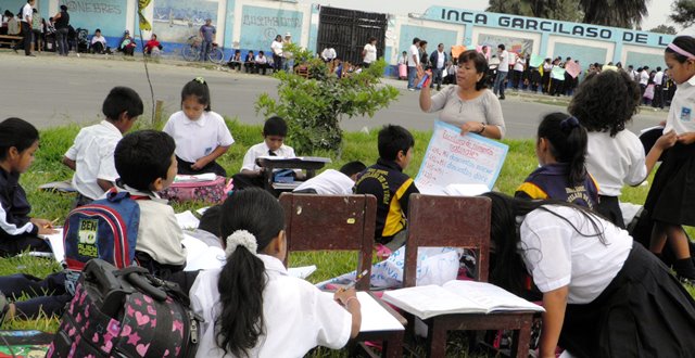 Alumnos del colegio "Garcilazo de la Vega" reciben clases en la vía pública  