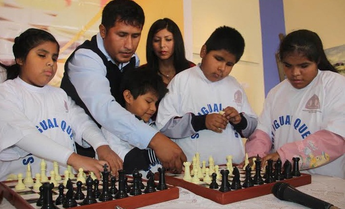 Gestionan creación del primer instituto regional para personas invidentes  