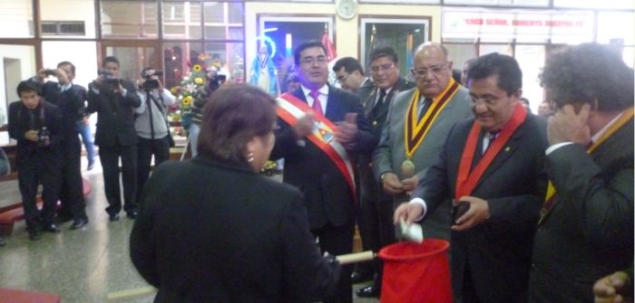 "Pongan pe" les dice César Álvarez a autoridades y funcionarios para colecta parroquial