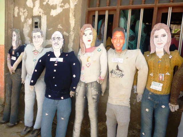 Los muñecos de Álvarez y Arroyo se venden como pan caliente en Chimbote