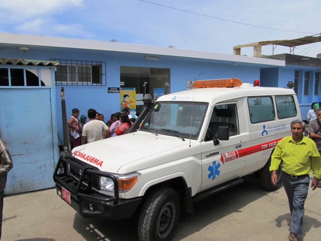 Chofer, su esposa y sus dos hijas salvan de morir al volcar su vehículo en Pariacoto