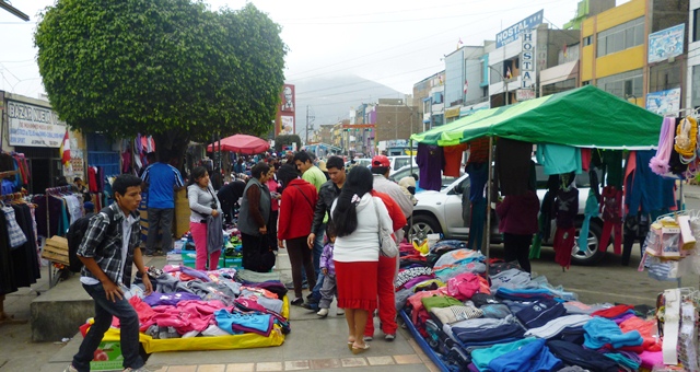 Informales se apoderan de las calles céntricas generando caos y desorden