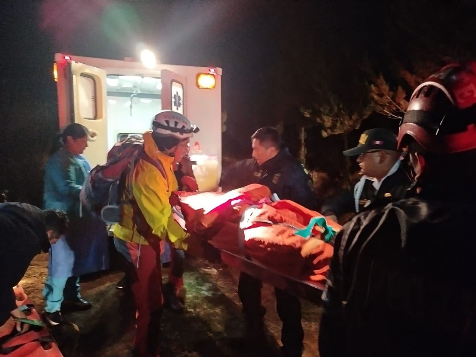 Áncash: Policía rescata a montañista que cayó a una grieta del nevado Vallunaraju  
