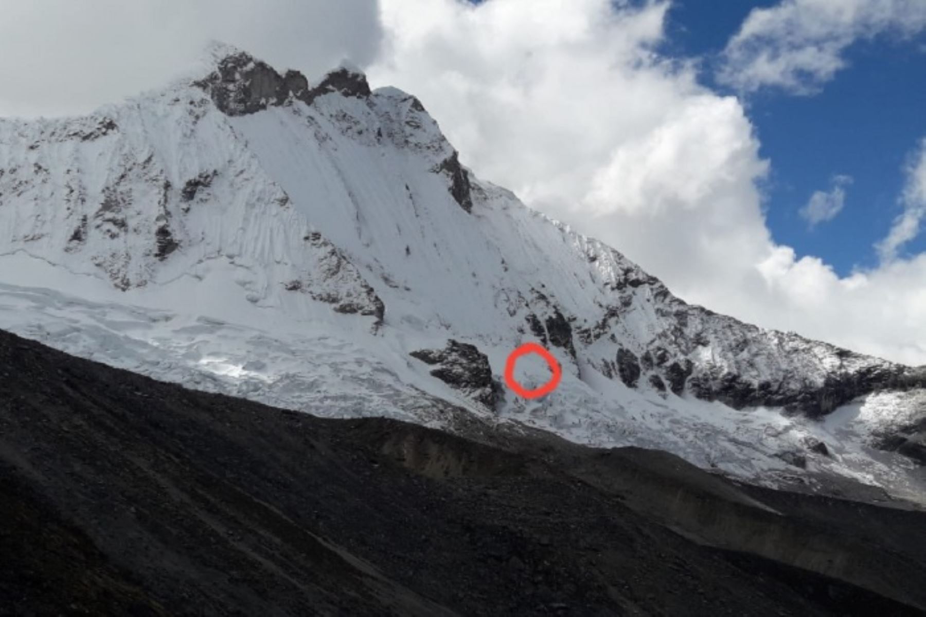 Confirman muerte de dos montañistas argentinos en el nevado Caraz