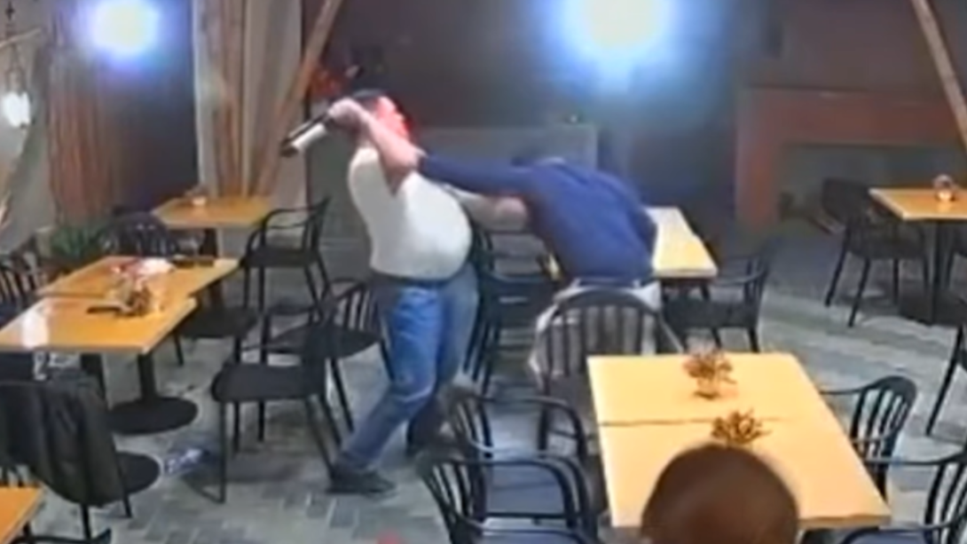 Fiscal atacó a botellazos a su abogado en un local de Casma