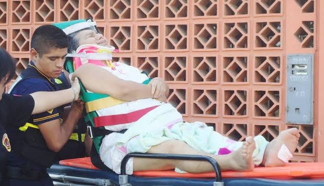 Anciana queda gravemente herida tras caer del segundo piso de su vivienda