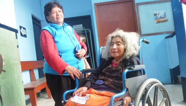 Humilde anciana se encuentra abandonada en Hospital La Caleta