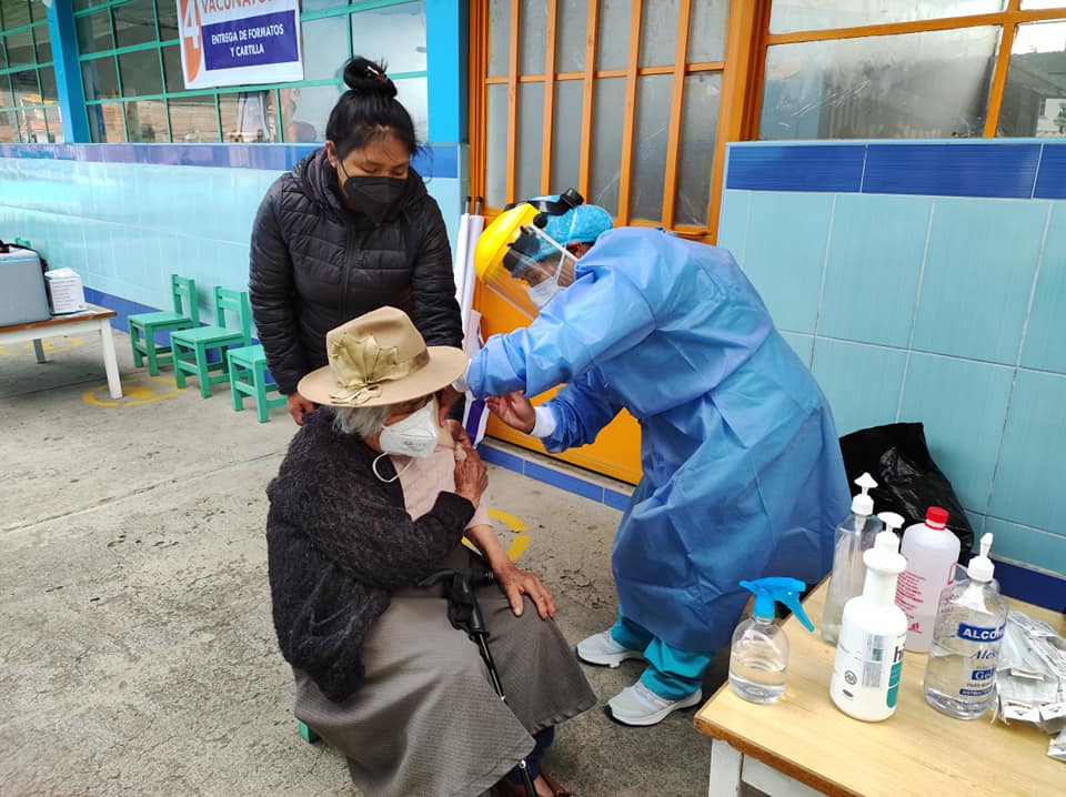 Anciana de 85 años, la primera adulta mayor inmunizada en Chimbote contra el covid-19