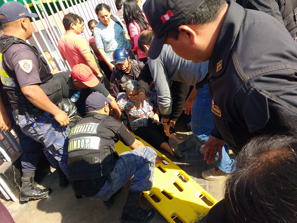 Anciana casi pierde la vida tras resbalar con una cascara de fruta en el centro de Chimbote