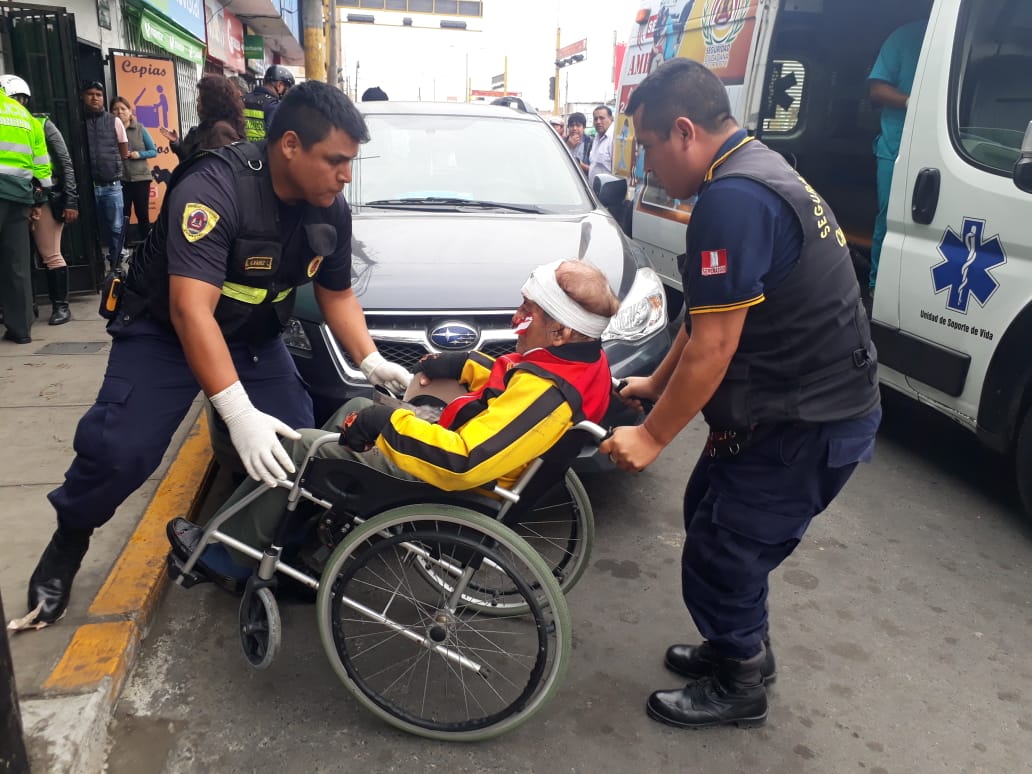 Chimbote: anciano acude a oficina de abogado y resbala subiendo la escalera