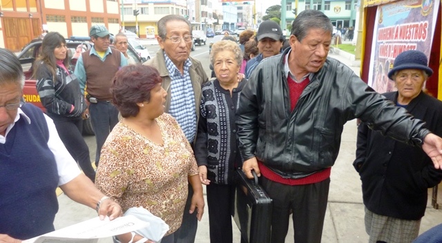  Desabastecimiento de vacunas contra la gripe genera protesta de ancianos  