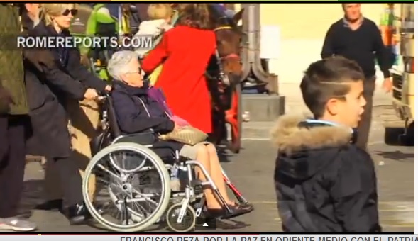 Cientos de voluntarios llevan a ancianos y enfermos a encuentros con el Papa (Video)