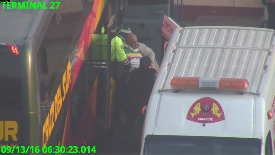 Chimbote: serenos auxiliaron a anciano que perdió el conocimiento dentro de un bus(Vídeo)