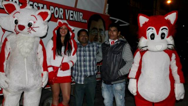Nuevo Chimbote: promocionan a candidato de Andemar disfrazados de gatos 