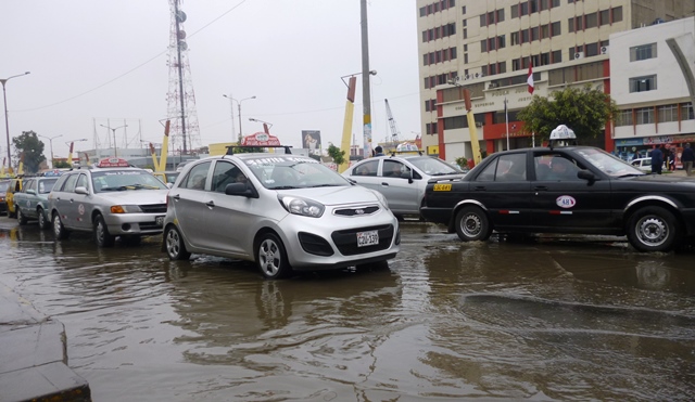 Gigantesco aniego inunda calles céntricas de Chimbote