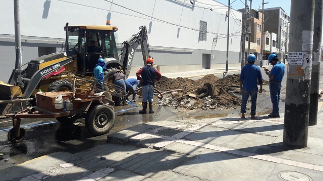 Vehículo pesado rompió 2 tuberías de desagüe en centro de Chimbote y anegó la calle con aguas servidas
