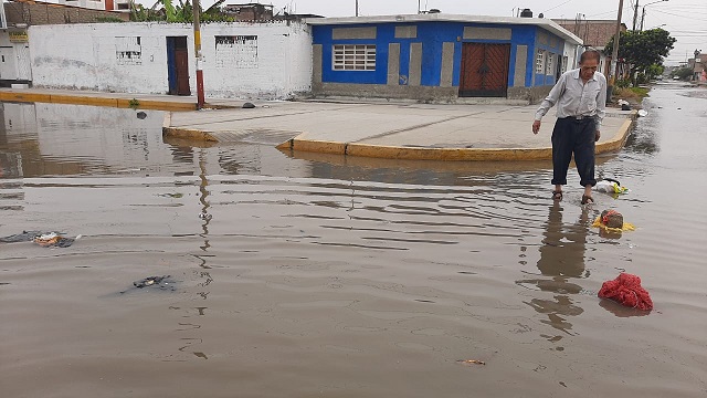 Colapsa dren Amazonas y anega calles de “Miraflores Alto” en Chimbote