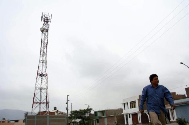 Recolectan firmas para pedir a alcalde retirar antenas telefónicas en zonas urbanas