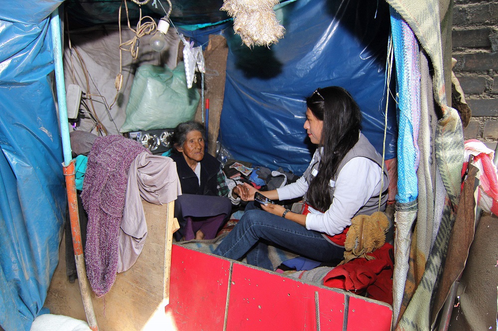 Personal de Pensión 65 refacciona vivienda precaria de adulta mayor en independencia