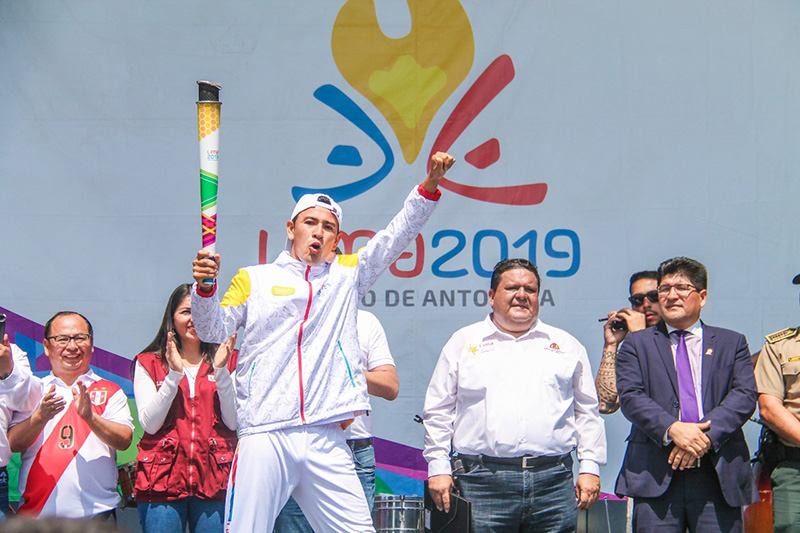 Cientos de chimbotanos recibieron la Antorcha de los Juegos Panamericanos Lima 2019