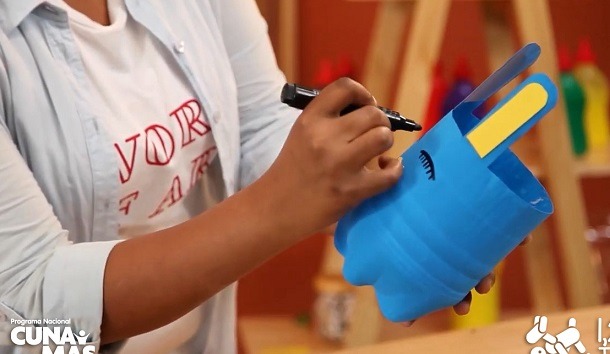 Enseñan a elaborar portaobjetos que ayudan a niñas y niños a fortalecer la coordinación de ojos y manos  