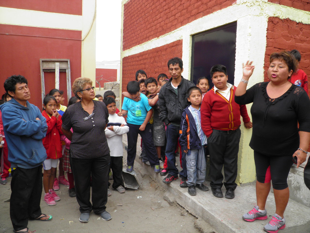 Chimbote: Padres de colegio “Apóstol San Pedro” protestan por instalación de antena