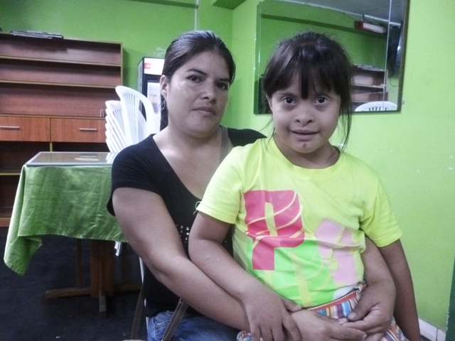 Chimbote: Madre de familia pide apoyo para su niña que requiere ser operada urgente