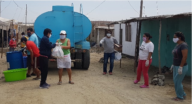 Walter Soto llevó alimentos y agua a vecinos de Nuevo Chimbote y pide a empresarios a hacer lo mismo
