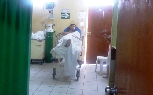 Trabajador salva de morir tras ser apuñalado cerca del corazón por resistir asalto en “Miraflores Bajo”