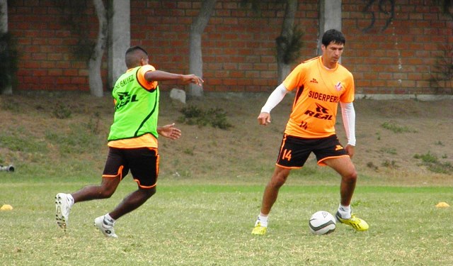 Araujo y Salinas están en duda para partido ante Inti Gas