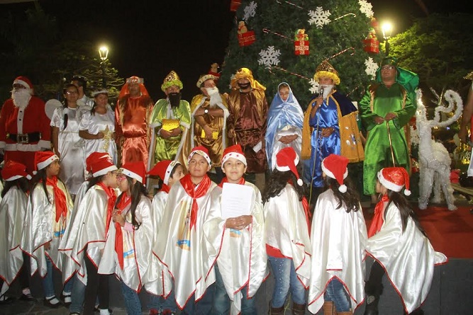 Encienden el árbol navideño en la plaza mayor de Nuevo Chimbote