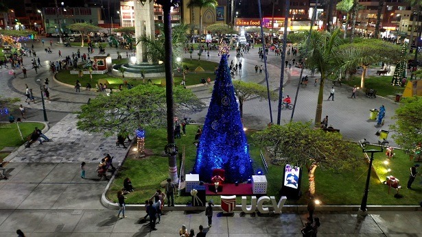Instituciones y empresas participarán en encendido de luces navideñas en la plaza de armas de Chimbote