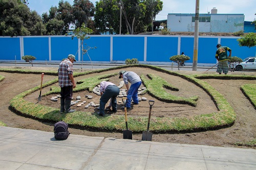 Realizan mejoras en áreas verdes en vías cercanas al óvalo San Pedro de Chimbote