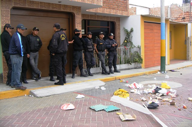 Trabajadores protestaron arrojando basura en vivienda de alcalde sureño
