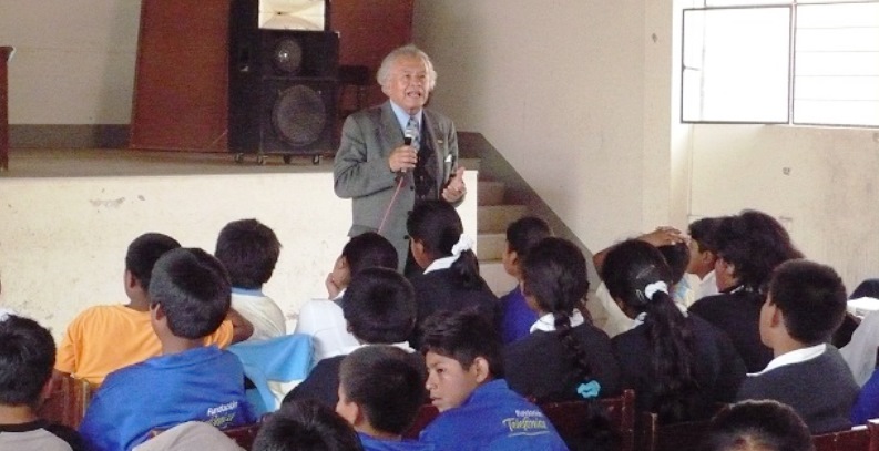 UAP Chimbote realiza conferencia con reconocido sexólogo Artidoro Cáceres