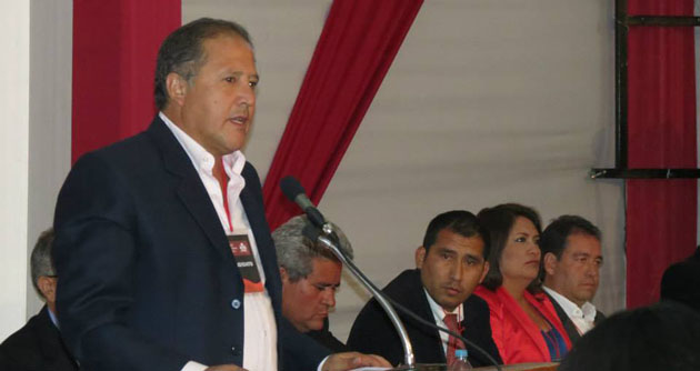 Arturo Torres Calderón ofrece capacitación a directores de colegios y entrega de laptops