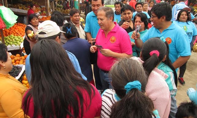 Arturo Torres Calderón conversó con comerciantes de mercado La Perla