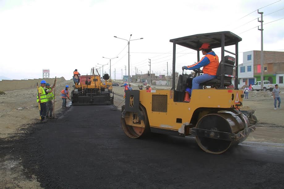 Nuevo Chimbote: alcalde supervisa obra de asfaltado de la avenida Agraria