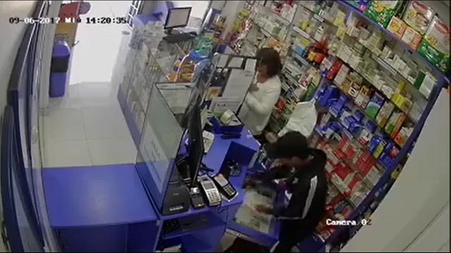 Asaltan a mano armada farmacia de regidora en Chimbote y fue grabado por cámara de seguridad