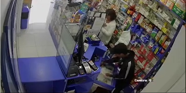 Dos delincuentes asaltan a mano armada farmacia en el centro de Chimbote