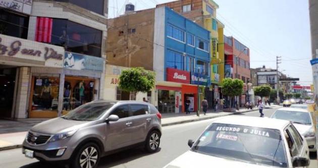 Dos delincuentes asaltan a mano armada tienda Bata en el centro de Chimbote