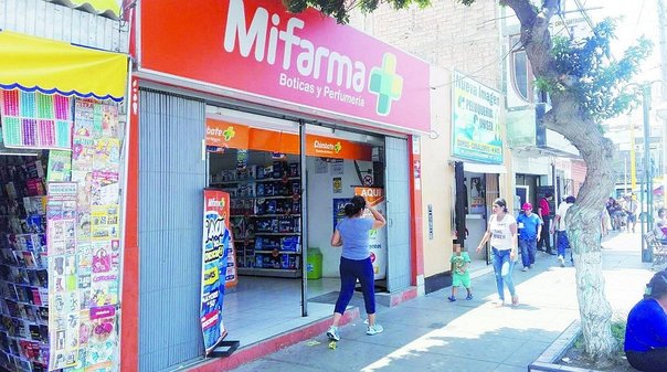 Delincuente pistola en mano asalta una farmacia en pleno centro de Chimbote