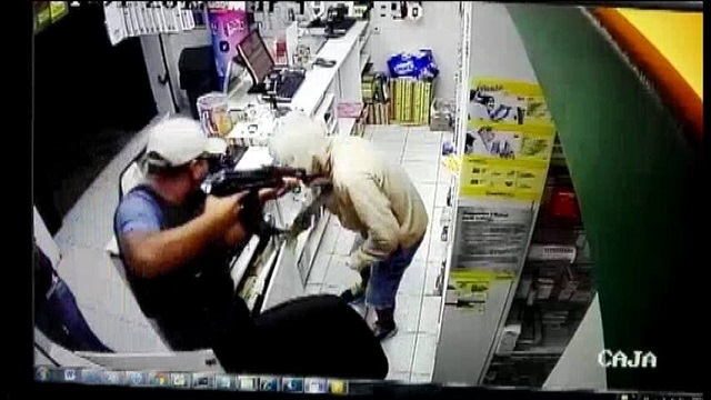 Policías capturan a dos delincuentes cuando asaltaban local de Inkafarma en Chimbote