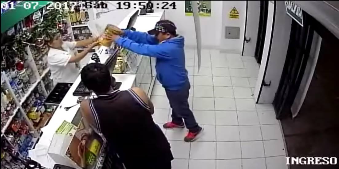 Delincuentes pistola en mano asaltan Inka Farma en Chimbote, se llevan dinero y productos 