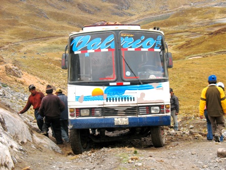 Pallasca: Toman por asalto carretera a Pampas por 4 horas y desvalijan a más de 100 pasajeros